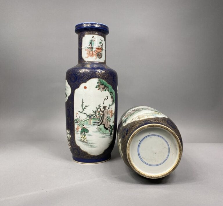 Chine - Paire de grands vases rouleau en porcelaine émaillée à décor en miroir,…