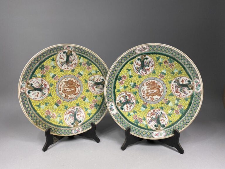 Chine - Paire de plats ronds en porcelaine émaillée ornés d'un dragon rouge à l…