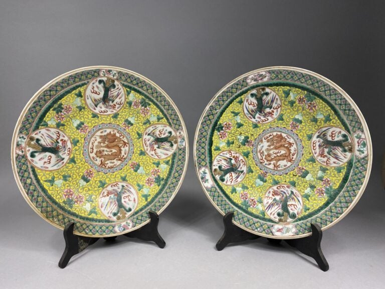 Chine - Paire de plats ronds en porcelaine émaillée ornés d'un dragon rouge à l…
