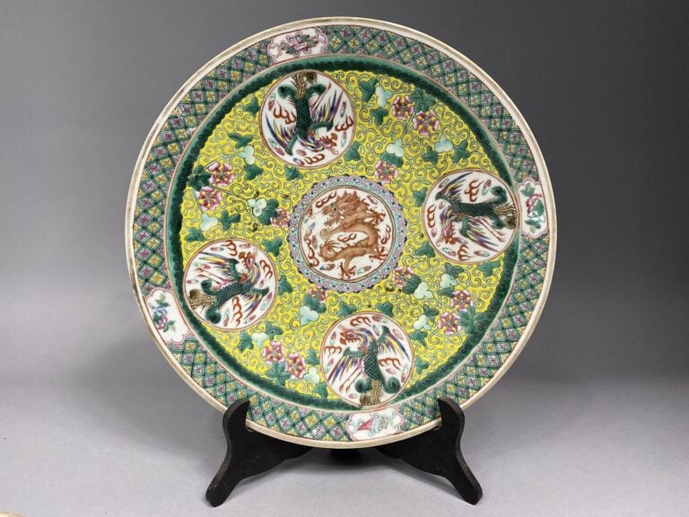Chine - Paire de plats ronds en porcelaine émaillée ornés d'un dragon rouge à l…