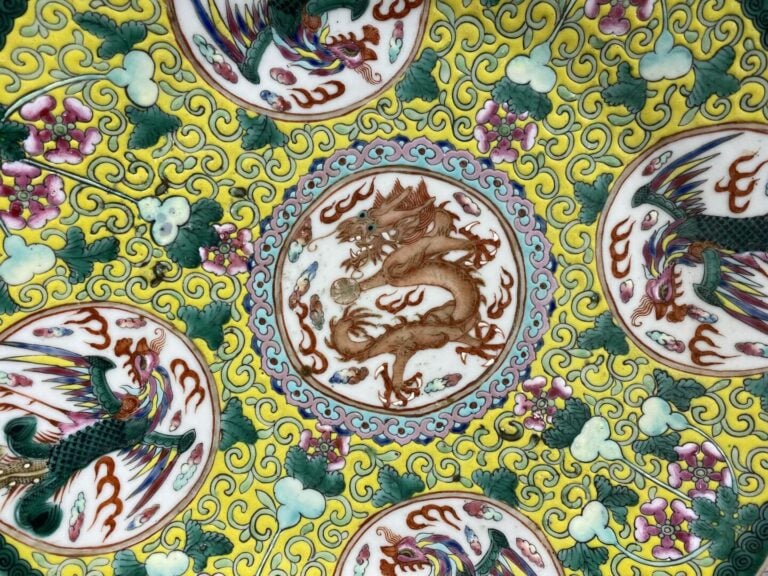 Chine - Paire de plats ronds en porcelaine émaillée ornés d'un dragon rouge à l…