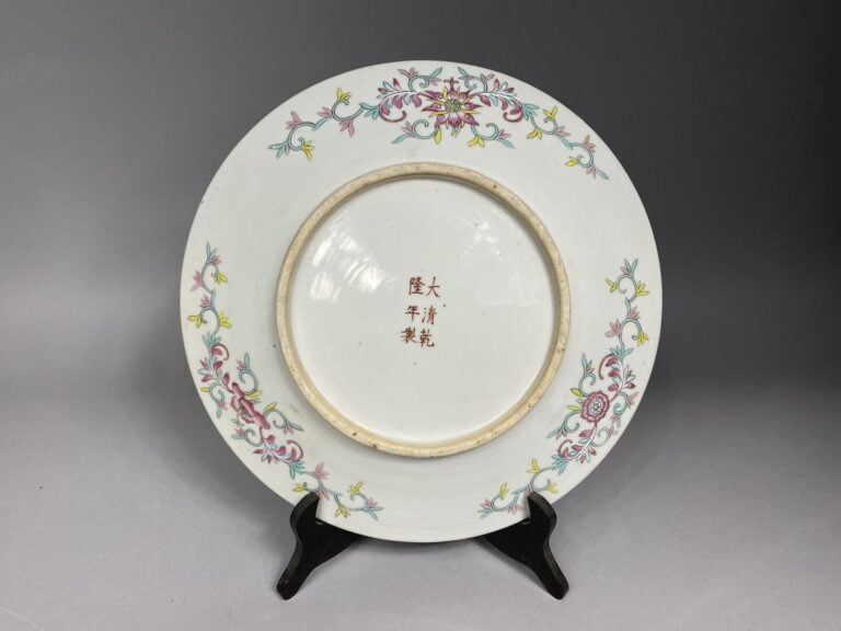 Chine - Paire de plats ronds en porcelaine émaillée ornés d'un dragon rouge à l…
