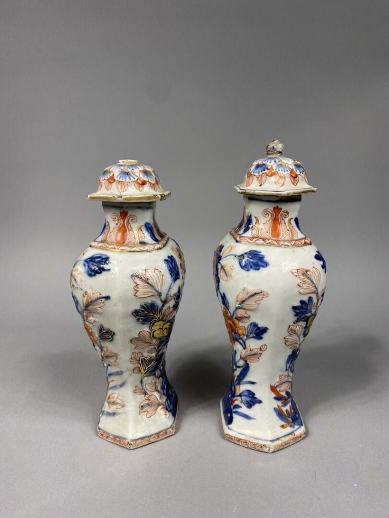 Chine - Paire de potiches en céramique polychrome dans le goût Imari à décor en…
