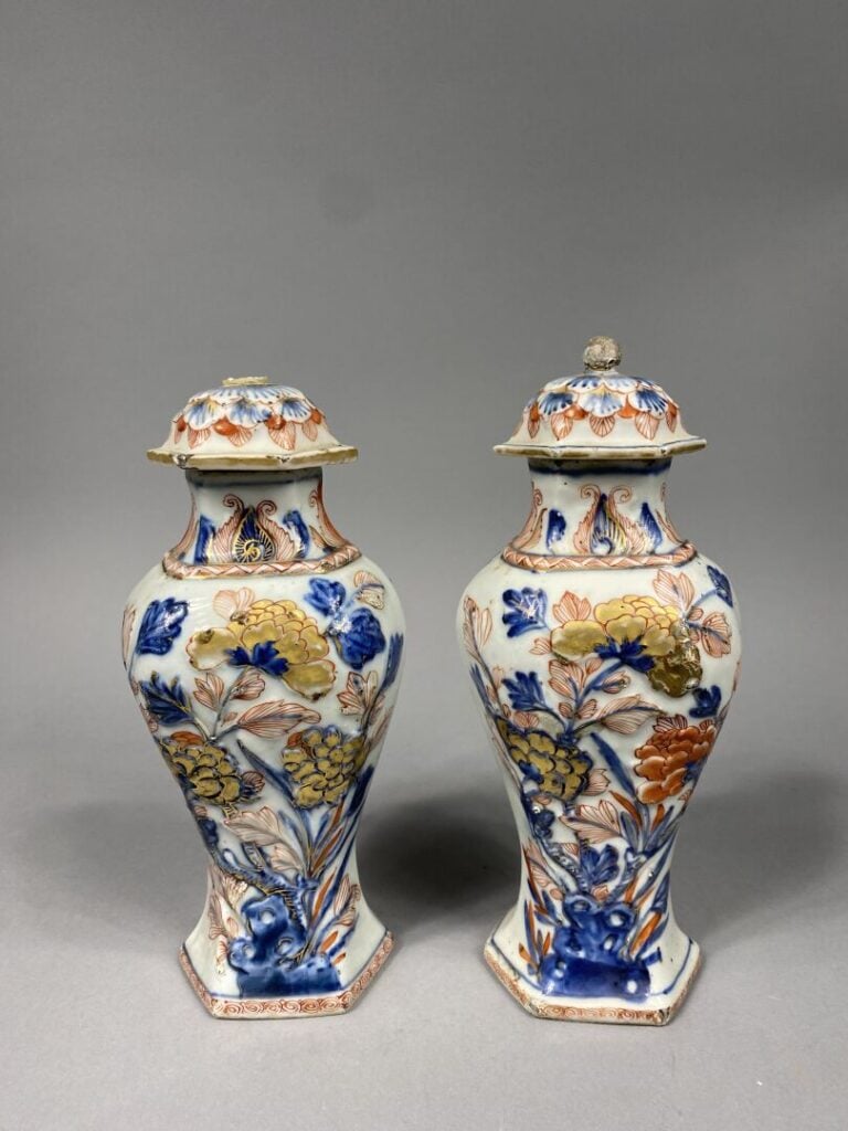 Chine - Paire de potiches en céramique polychrome dans le goût Imari à décor en…