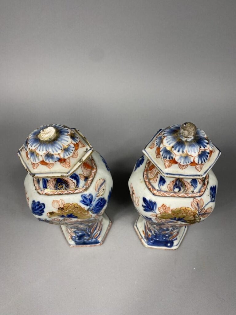 Chine - Paire de potiches en céramique polychrome dans le goût Imari à décor en…