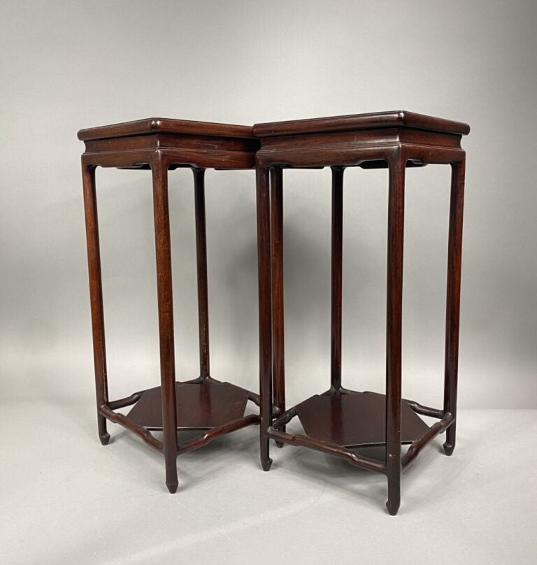 Chine - Paire de sellettes en bois mouluré - 54 x 24.5 x 24.5 cm