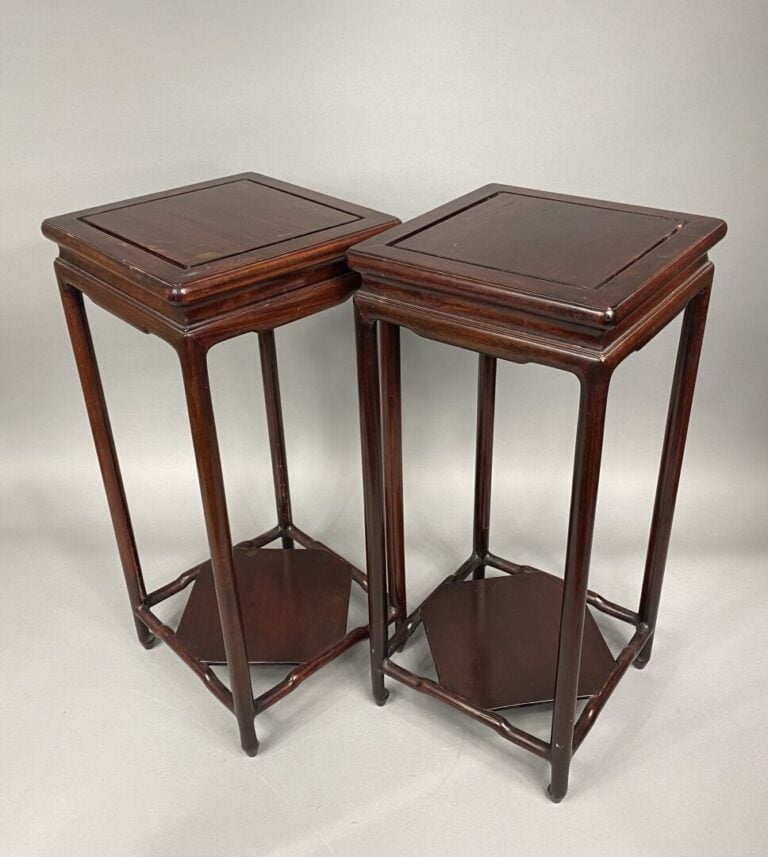Chine - Paire de sellettes en bois mouluré - 54 x 24.5 x 24.5 cm