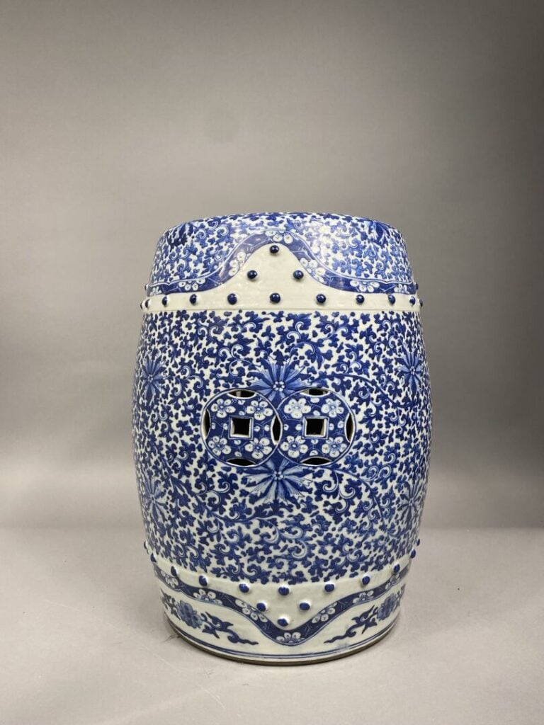 Chine - Paire de tabourets en porcelaine bleu blanc à riche décor de rinceaux f…