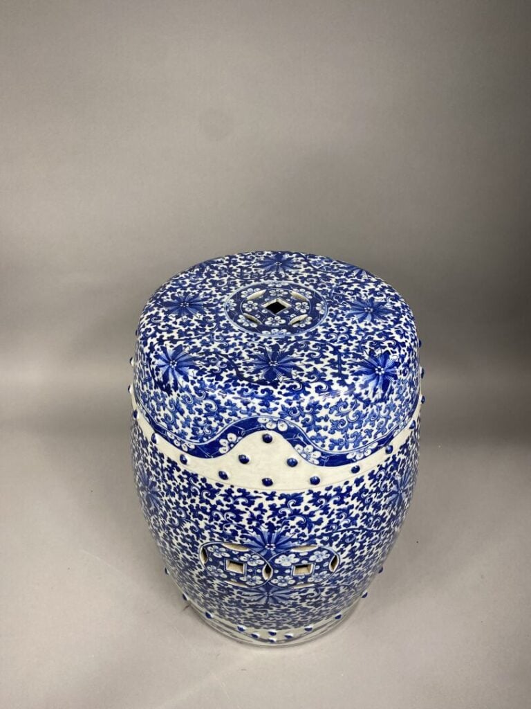 Chine - Paire de tabourets en porcelaine bleu blanc à riche décor de rinceaux f…