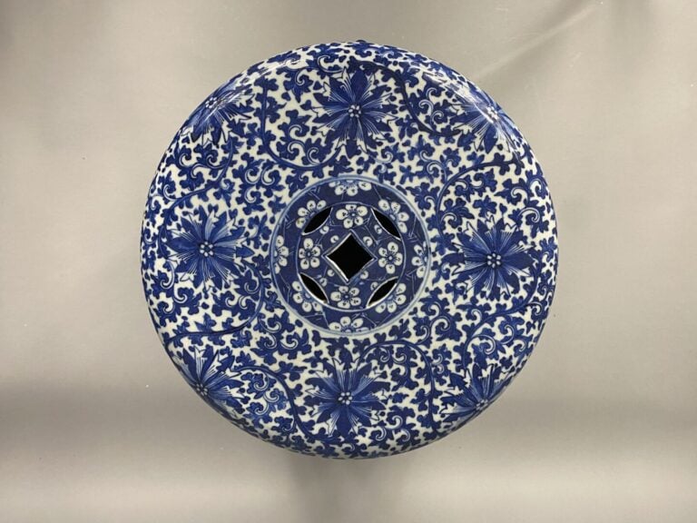 Chine - Paire de tabourets en porcelaine bleu blanc à riche décor de rinceaux f…