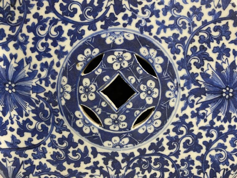 Chine - Paire de tabourets en porcelaine bleu blanc à riche décor de rinceaux f…