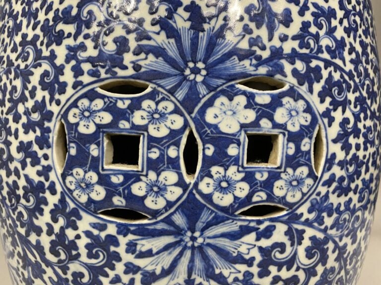 Chine - Paire de tabourets en porcelaine bleu blanc à riche décor de rinceaux f…
