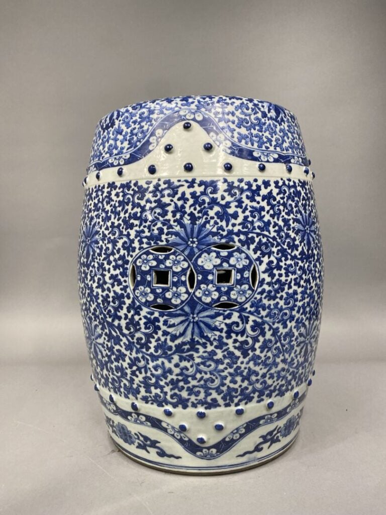 Chine - Paire de tabourets en porcelaine bleu blanc à riche décor de rinceaux f…