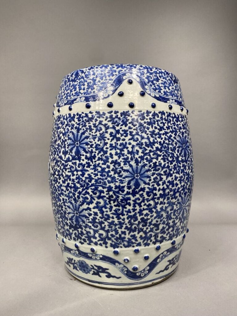 Chine - Paire de tabourets en porcelaine bleu blanc à riche décor de rinceaux f…