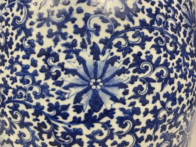 Chine - Paire de tabourets en porcelaine bleu blanc à riche décor de rinceaux f…