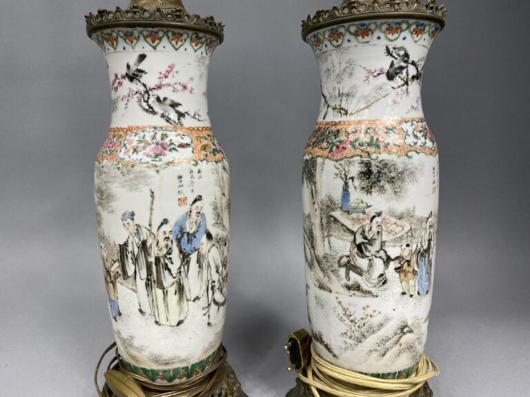 Chine - Paire de vases balustres en céramique émaillée à décor de sages dans un…