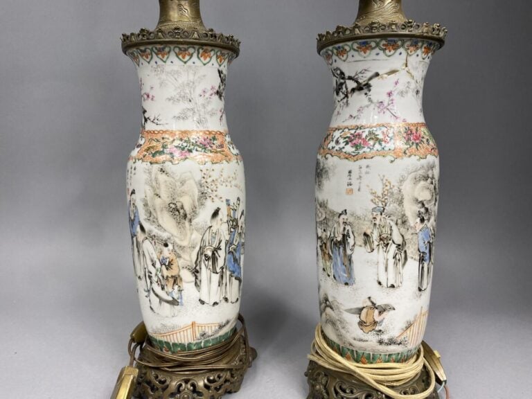 Chine - Paire de vases balustres en céramique émaillée à décor de sages dans un…