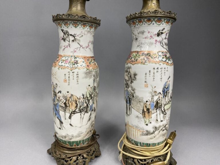 Chine - Paire de vases balustres en céramique émaillée à décor de sages dans un…
