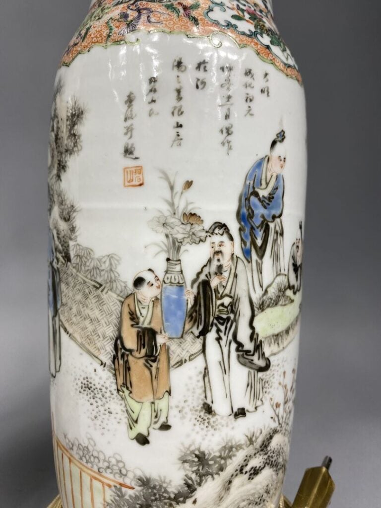 Chine - Paire de vases balustres en céramique émaillée à décor de sages dans un…