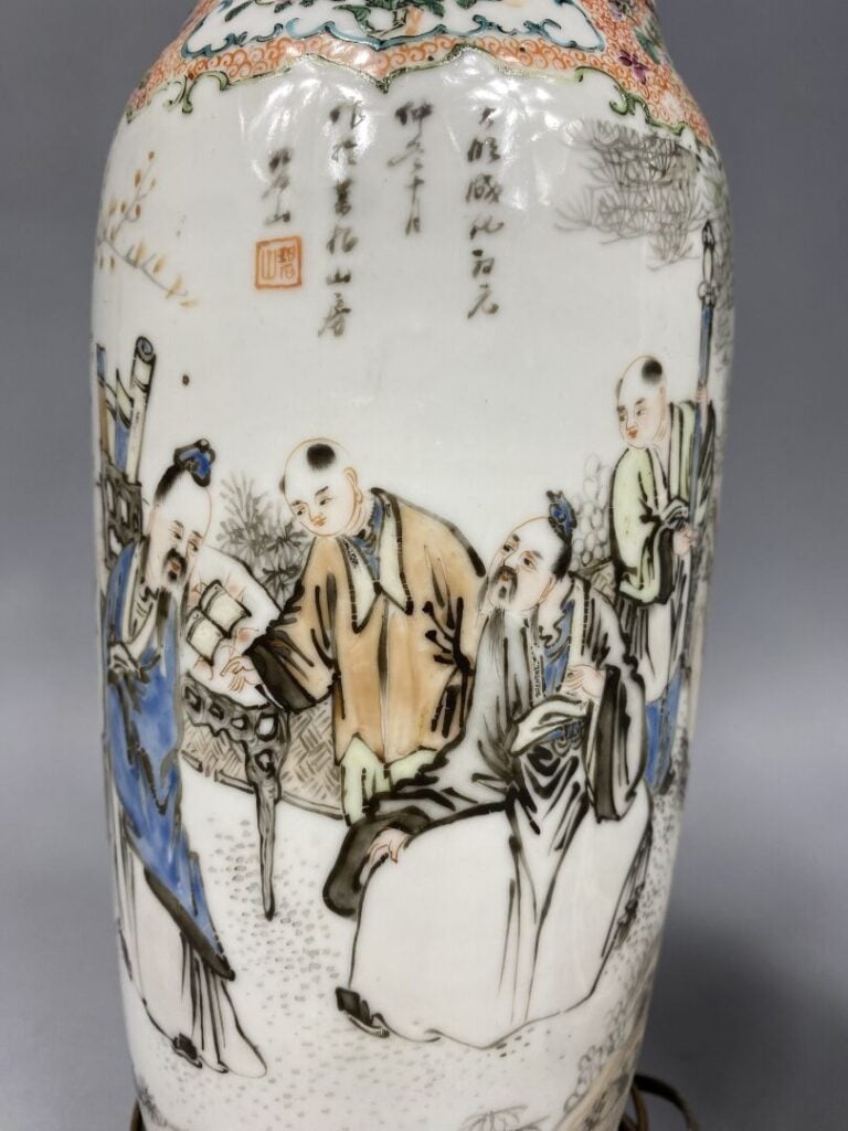 Chine - Paire de vases balustres en céramique émaillée à décor de sages dans un…