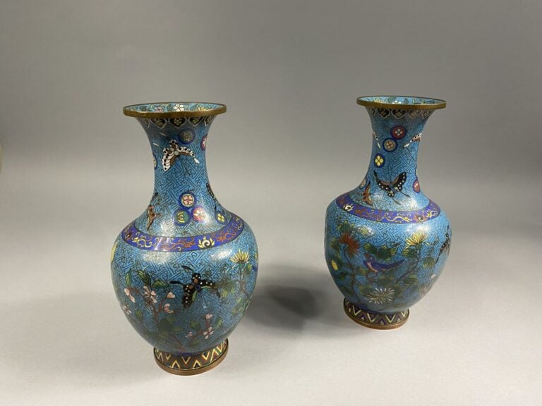 Chine - Paire de vases en émaux cloisonnés à décor de papillons et oiseaux parm…