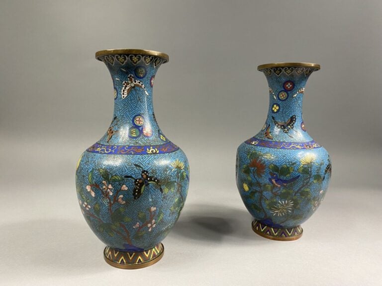 Chine - Paire de vases en émaux cloisonnés à décor de papillons et oiseaux parm…