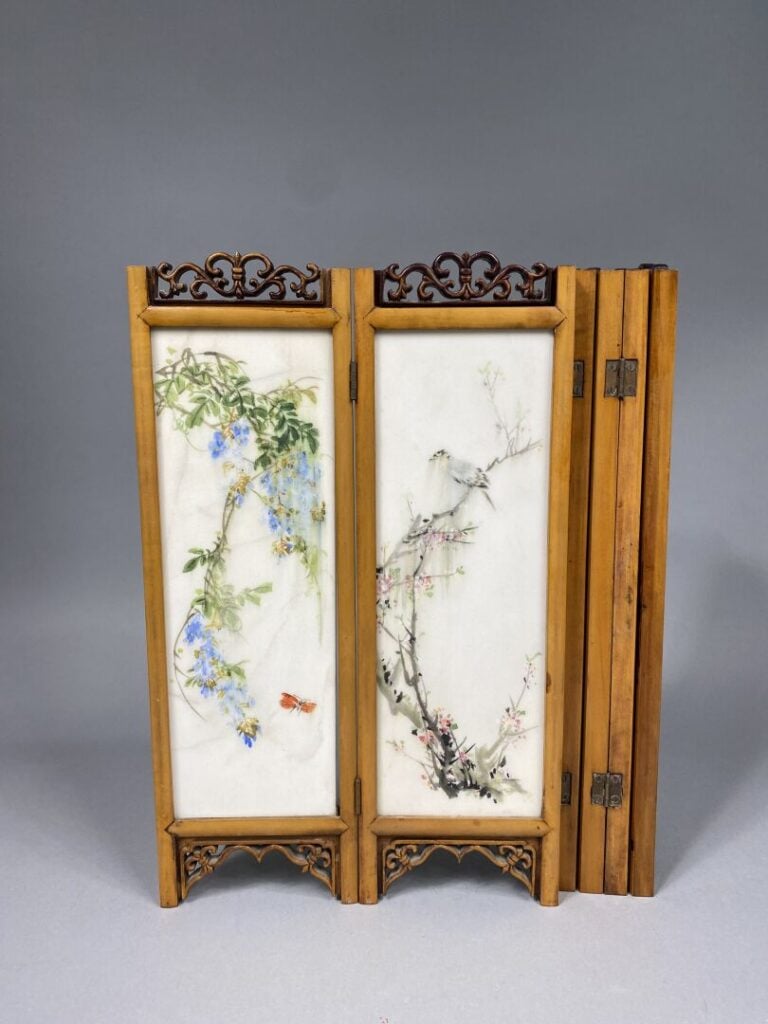 Chine - Paravent en marbre peint et bois sculpté à décor de branchages fleuris,…