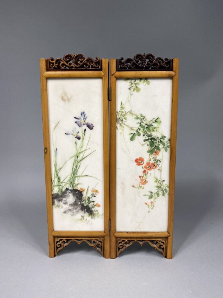 Chine - Paravent en marbre peint et bois sculpté à décor de branchages fleuris,…