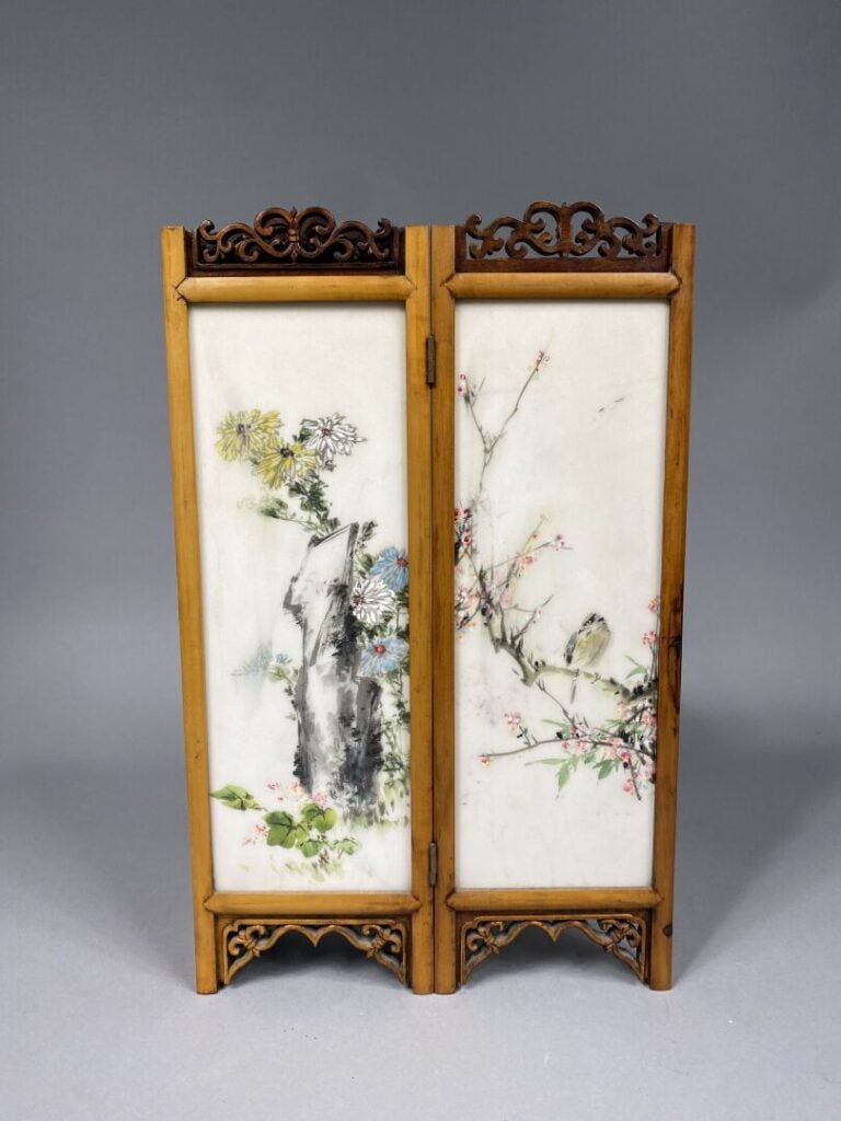 Chine - Paravent en marbre peint et bois sculpté à décor de branchages fleuris,…