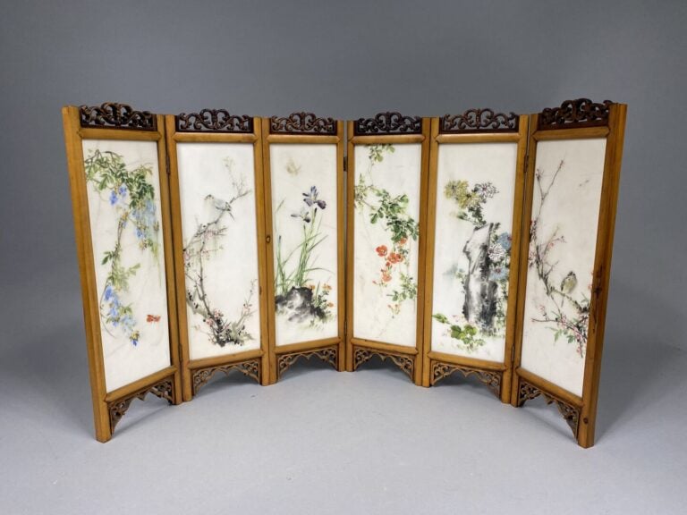 Chine - Paravent en marbre peint et bois sculpté à décor de branchages fleuris,…