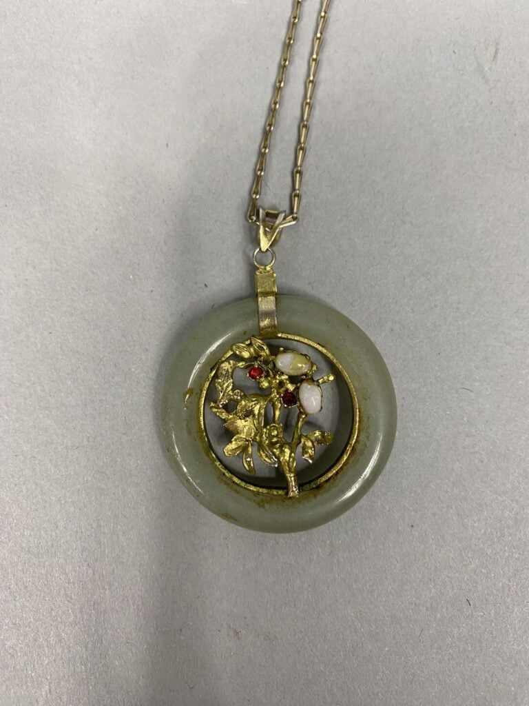 Chine - Pendentif de forme ronde en pierre dure verte imitant le jade où s'insè…