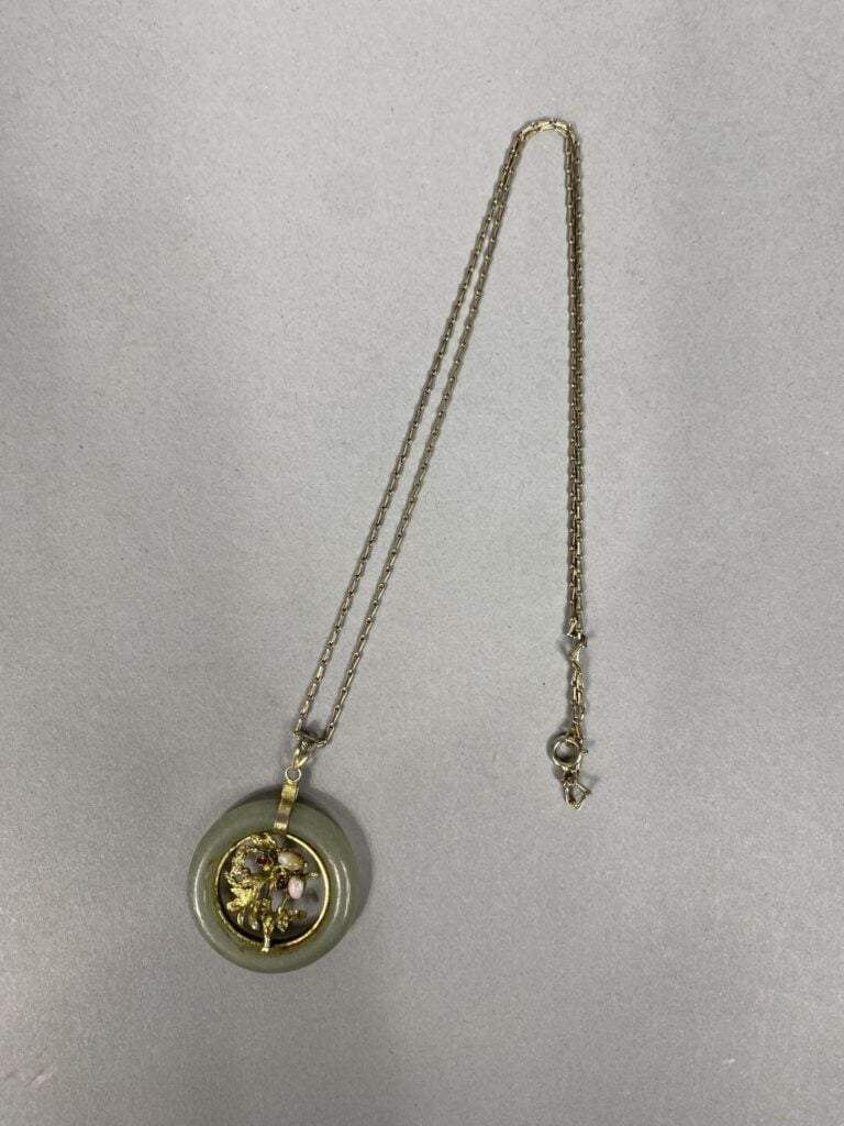 Chine - Pendentif de forme ronde en pierre dure verte imitant le jade où s'insè…