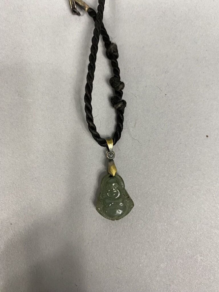 Chine - Pendentif en jade figurant un bouddha - H: 1.5 cm