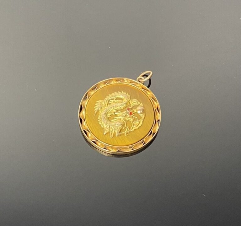 **Chine - Pendentif rond en oeil de tigre et entourage torsadé en or (9K). Le m…