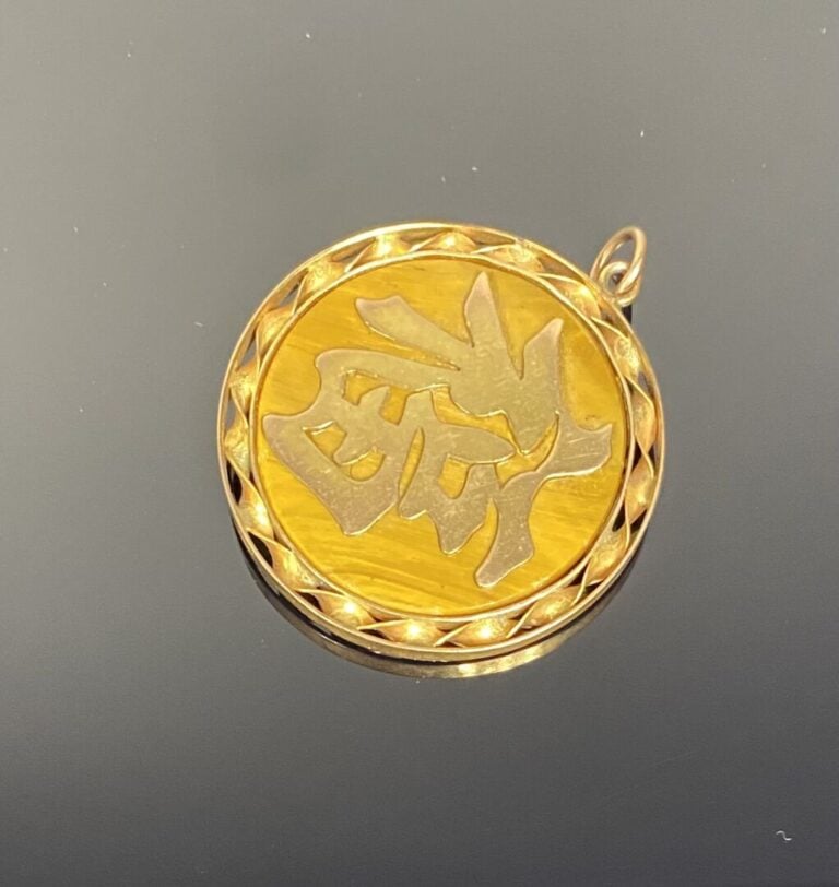 **Chine - Pendentif rond en oeil de tigre et entourage torsadé en or (9K). Le m…