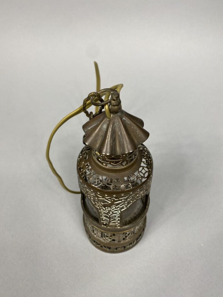 Chine - Petite lampe en métal ajouré et verre à décor d'oiseaux parmi rinceaux…
