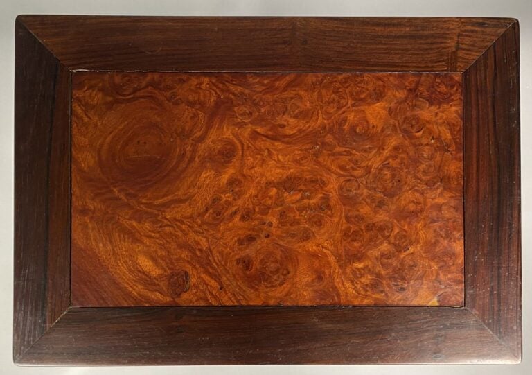 Chine - Petite table de section carrée en bois exotique mouluré et sculpté d'ar…