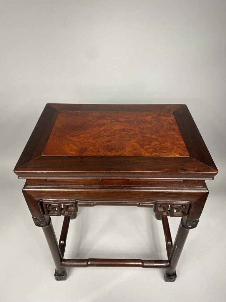 Chine - Petite table de section carrée en bois exotique mouluré et sculpté d'ar…
