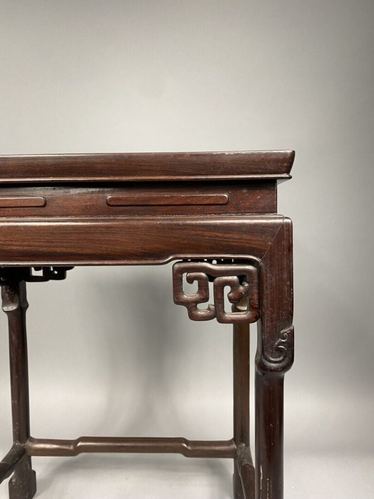 Chine - Petite table de section carrée en bois exotique mouluré et sculpté d'ar…