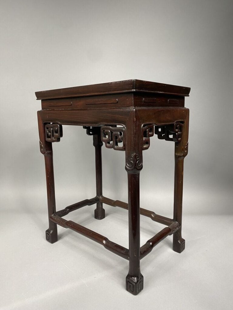 Chine - Petite table de section carrée en bois exotique mouluré et sculpté d'ar…