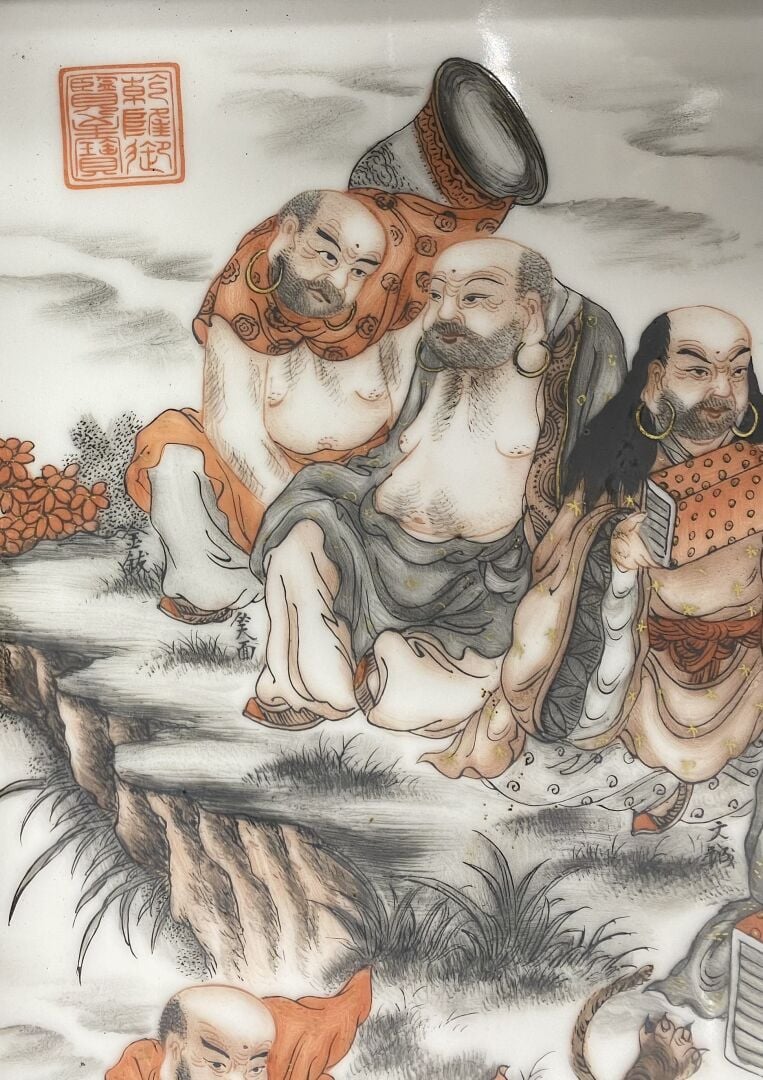 Chine - Plaque en céramique émaillée en rouge de fer et grisaille représentant…