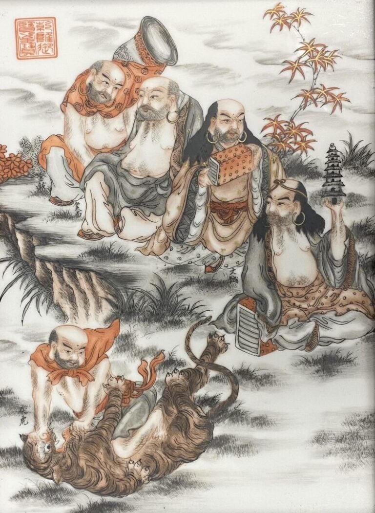 Chine - Plaque en céramique émaillée en rouge de fer et grisaille représentant…