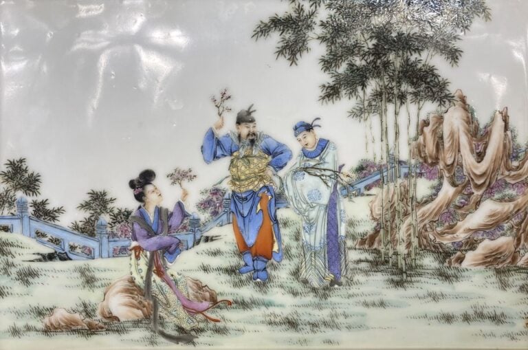 Chine - Plaque en porcelaine émaillée dans le style de la famille rose figurant…