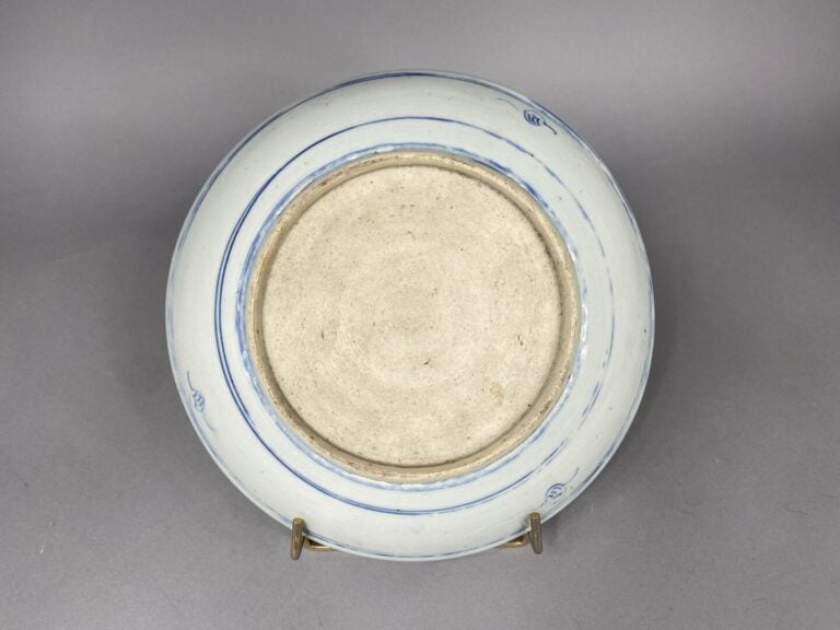 Chine - Plat en céramique émaillée bleu blanc à décor de chien de Fô - Diam. :…