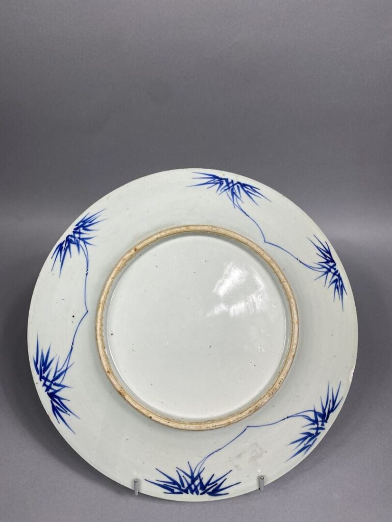 Chine - Plat en porcelaine émaillée bleu blanc à décor de fleurs de cerisier su…