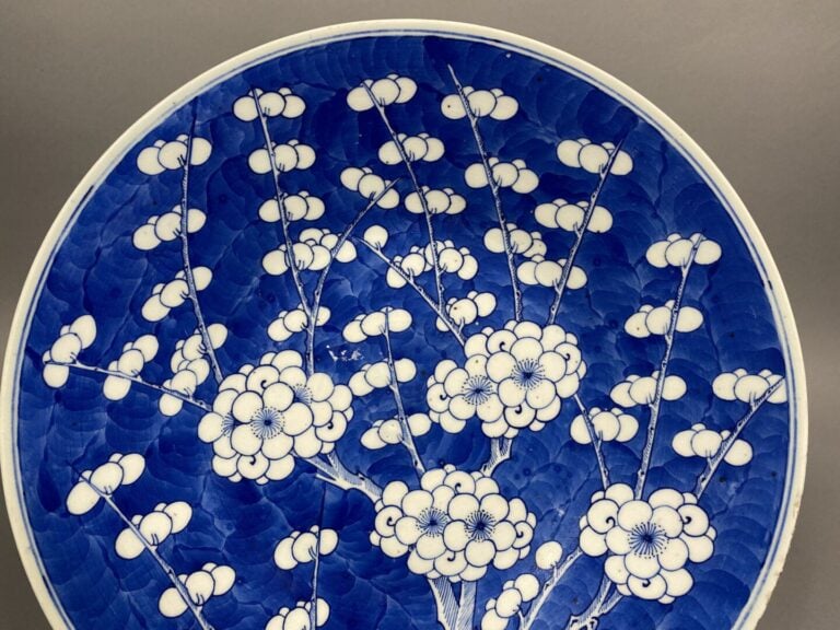 Chine - Plat en porcelaine émaillée bleu blanc à décor de fleurs de cerisier su…