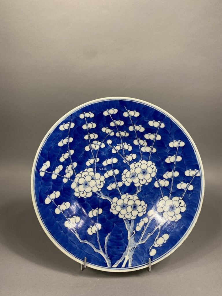 Chine - Plat en porcelaine émaillée bleu blanc à décor de fleurs de cerisier su…