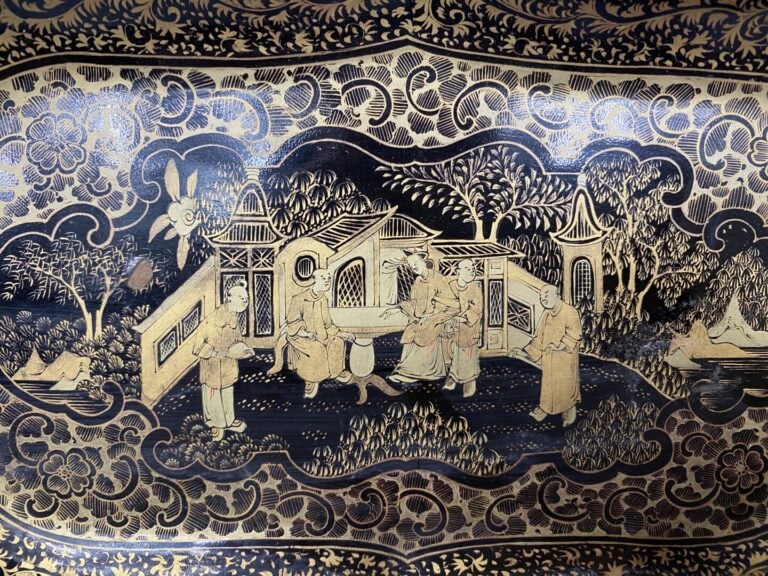 Chine - Plateau à bords polylobés en bois laqué à décor doré sur fond noir de p…