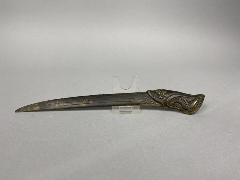 Chine - Poignard décoratif en bronze à décor d'une bête mythique et frise de gr…