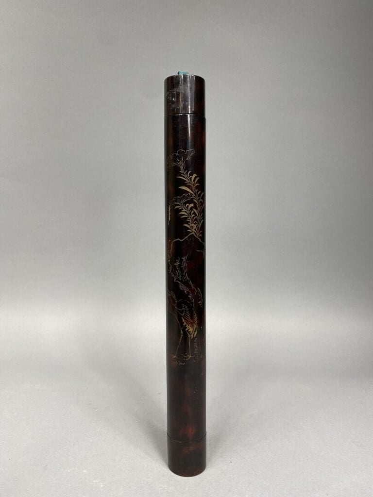 Chine - Porte-rouleau en bois gravé à décor d'un héron dans un paysage rocheux…